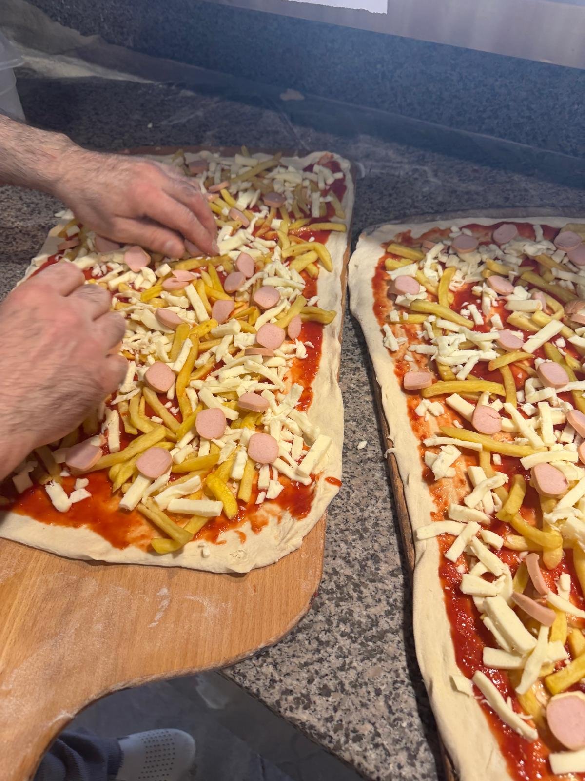 Il pizzaiolo del Ristorante Pizzeria da Matteo prepara la pizza al metro