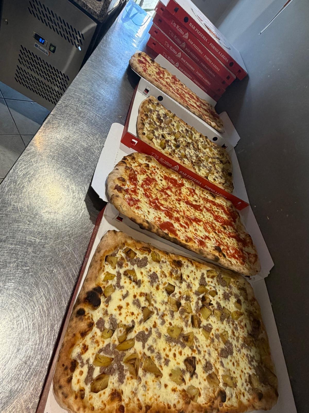 Pizza al metro cotta nel forno a legna del Ristorante Pizzeria da Matteo a Montechiarugolo